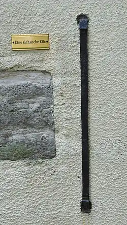 Sächsische Elle an der Kirche von Apfelstädt