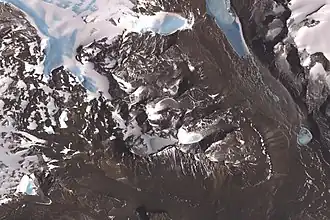 ASTER-Satellitenbild der Apocalypse Peaks: links der Huka-Kapo-, oben der Haselton-Gletscher, rechts das Barwick- und unten das Balham Valley