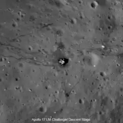 LM Challenger und Spuren des Lunar Roving Vehicle sowie Fußspuren der Astronauten, Bild von Lunar Reconnaissance Orbiter im Jahr 2011