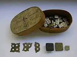 Handelsverpackung für Nürnberger Apothekergewichte, nach 1825. Mit Kupferstich-Etikett. Focke-Museum Bremen