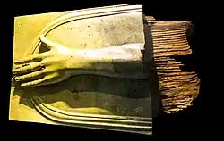 Bronzener, linker Unterarm, der am Balken eines von zwei Ruderkästen des zweiten Schiffes angebracht gewesen war. Dieser diente neben apotropäischen Aspekten der Stabilisierung des jeweiligen Steuerruders