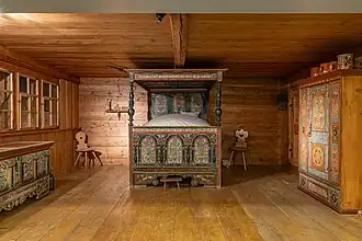 Bauernstube mit Truhe, Bett und Schrank mit traditioneller Appenzeller Möbelmalerei