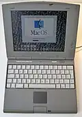 Startbildschirm des klassischen Mac&nbsp;OS auf einem PowerBook Duo 2300c