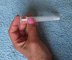 Handhabung eines Applikators für eine Vaginaltablette.