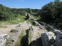 Die Verzweigung, Blick „bergauf“: rechts der Strang zu den Mühlen, links der Kanal nach Arles