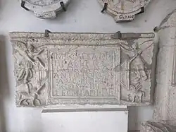 Bauinschrift, die sich möglicherweise auf das Amphitheater der canabae bezieht