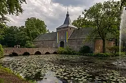 Schloss Arcen: Vorburg, Wassergraben, Brücke, Hauptportal