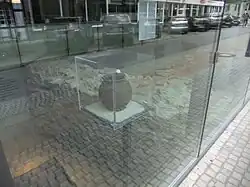 Glasfassade mit Einzelvitrine