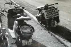 Werbung für die "Archaische Gruppe" auf einem Motorrad, München 1955. Foto aus dem Nachlaß Strauch.