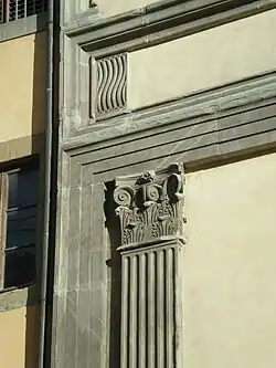 Faszierter Architrav mit senkrechter Herumführung als Fassadenrahmen (Spedale degli Innocenti in Florenz, 15. Jahrhundert)