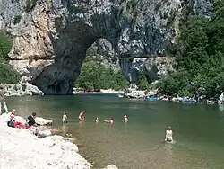 Badende in der Ardèche am Pont d’Arc.