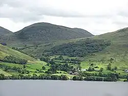 Blick über den See auf den Ort