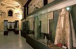 Ausstellungsraum des Diözesanmuseums von Ariano Irpino, 30 km westlich von Benevento, Italien, mit historischen Messgewändern in Glasvitrinen und weiteren Ausstellungsstücken