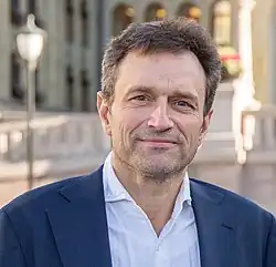 Porträtfoto eines anzugtragenden Mannes