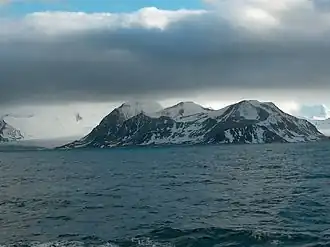 Der Arkutino Beach mit dem dahinter aufragenden Veleka Ridge (links: Charity-Gletscher)