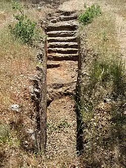 Treppenstufen zum Dromos eines Grabes