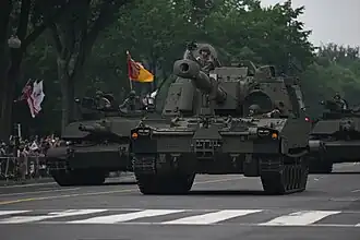 Haubitze vom Typ M109A7 Paladin und zwei M1 Abrams-Panzer