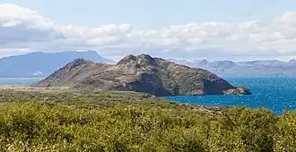 Arnarfell im Mittelgrund, im Hintergrund jenseits des Sees der Vulkan Hengill