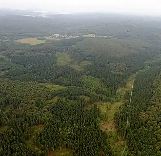 Die Kleine Schmalenau im Breitenbrucher Wald, im Hintergrund Breitenbruch.