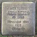 Aron Bezen vor dem Winterhuder Weg 86