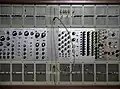 ARP 1027 Clocked Sequential Control Module (3rd&4th from right) und 1050 Mix-Sequenzer-Modul rechts daneben auf ARP 2500 (1970)[2]