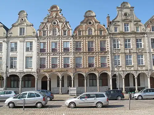 Geknickte Schweifgiebel (Grand place, Arras)