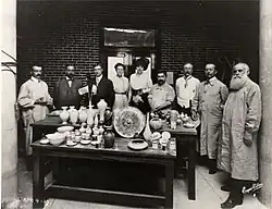 Doat (ganz rechts), Frederick Hurten Rhead (ganz links) und Kollegen in der Art Academy of People's University (heute Lewis Center) in University City, Missouri, bei der feierlichen Präsentation seiner ersten gebrannten Werke im April 1910