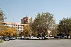 Zentraler Platz mit Verwaltungsgebäuden, 2013