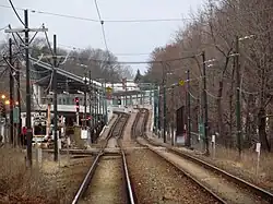 Blick zur aufgeständerten Endschleife Ashmont, nach links geht das Betriebsgleis zur U-Bahn ab