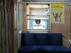 Fahrzeug der Subterráneos de Buenos Aires mit für U-Bahnen untypischen Übersetzfenstern und dem expliziten Warnhinweis „Lehnen Sie sich nicht aus den Fenstern.“