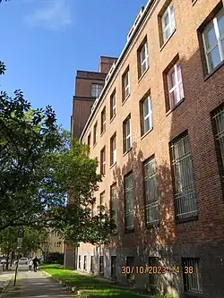 Straßenseitige Fassade des Südflügels