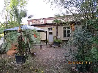 Garage von Westen, teilweise genutzt von einem Bistro