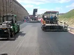 Asphaltierung der Fahrbahndecke auf der nördlichen Richtungsfahrbahn kurz vor dem neu gebauten Tunnel