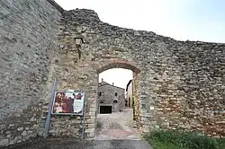 Wehrtor und Wehrmauern