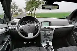 Innenraum der „Sport“-Edition mit farbigem Navigationssystem