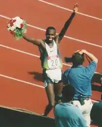 Wilson Kipketer (hier nach seinem Weltrekordlauf in Köln Jahr 1997) lief zu seinem ersten von drei WM-Titeln