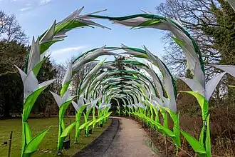 Künstliche Blumenbögen in den Gärten von Dunham Massey Hall