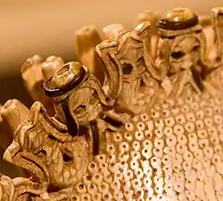 Portugiesenköpfe und stilisierte Schlammfische im Kronreif des Anhängers in der MET