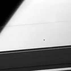 Atlas als Silhouette vor Saturn am 3.&nbsp;August&nbsp;2005