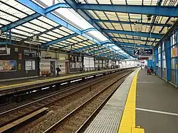 Bahnsteige der Odawara-Linie