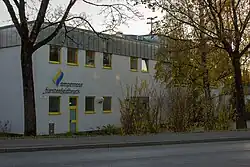 Das Foto zeigt die Außenansicht der AmperOase von Norden.