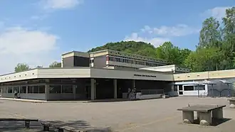 Blick über Teile des Schulhofs auf einen Teil des A-Gebäudes, im Hintergrund der Bielenberg