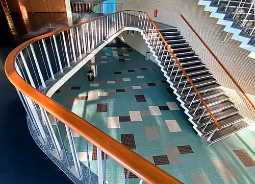 Foyer mit Treppenhaus und Bodenmosaik