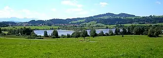 Blick von Ostnordosten über den Haslacher See zum Auerberg