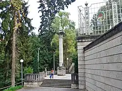 Frühlingssäule, rechts: Fassade des Marmorsaals.