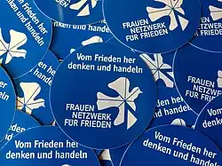 Aufkleber „Vom Frieden her denken und handeln“ des Frauennetzwerk für Frieden e.&nbsp;V.