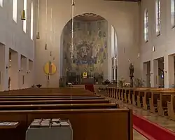 Blick zum Altar mit Apsisgemälde