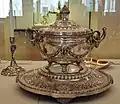 Philipp Friedrich Bruglocher, Augsburg 1881/83: Runde Terrine mit Présentoir (Aufsteller), aus dem Tafelservice der Zarin Katharina II. (ca. 1781)