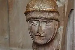 Kopf an einer Zwischenwand