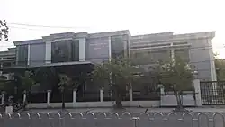 Institute of Medicine, Mandalay; ein zweistöckiges Flachdach-Gebäude auf einem Gartengrundstück